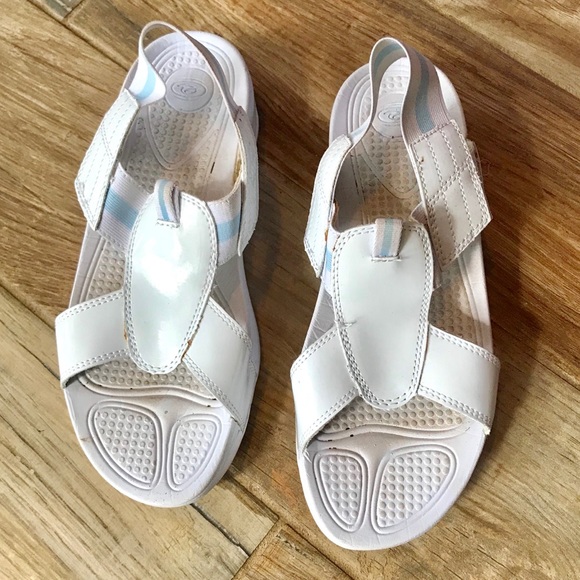 easy spirit white sandals